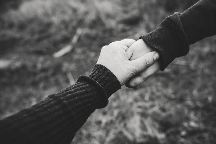 friends-hold-hand